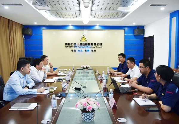 為高質(zhì)量發(fā)展賦能！青島高新區李天傳主任至力克川液壓調研2.jpg