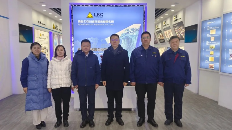 高新區工委委員、管委副主任張建軍一行蒞臨青島力克川液壓股份有限公司調研指導1.jpg